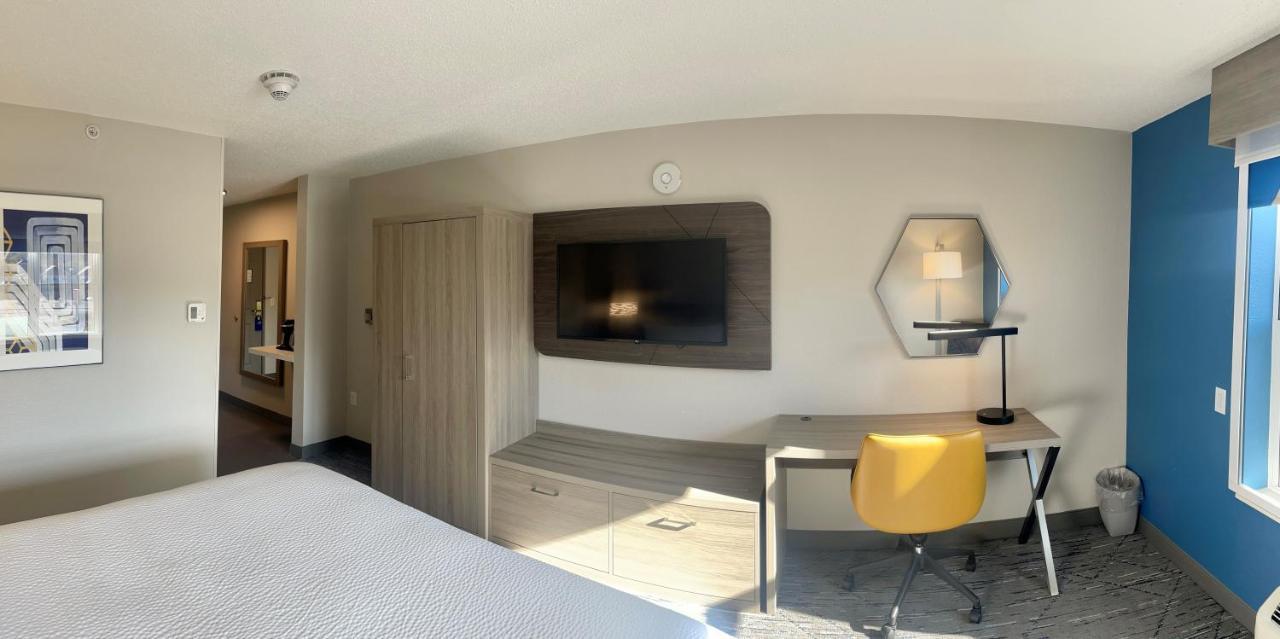 Holiday Inn Express & Suites Marquette By Ihg Exterior foto