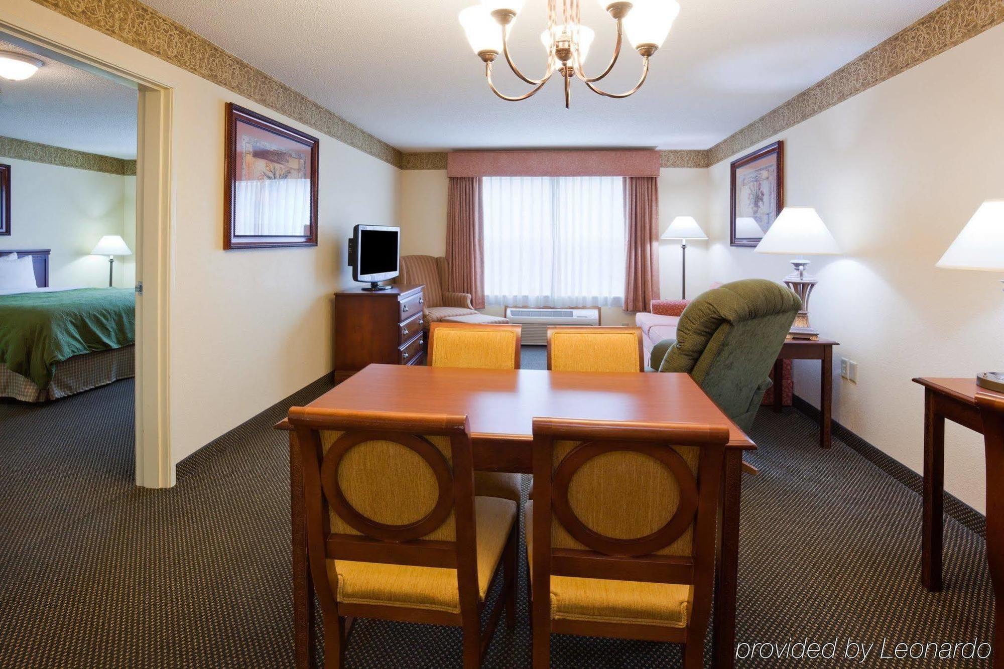 Holiday Inn Express & Suites Marquette By Ihg Exterior foto